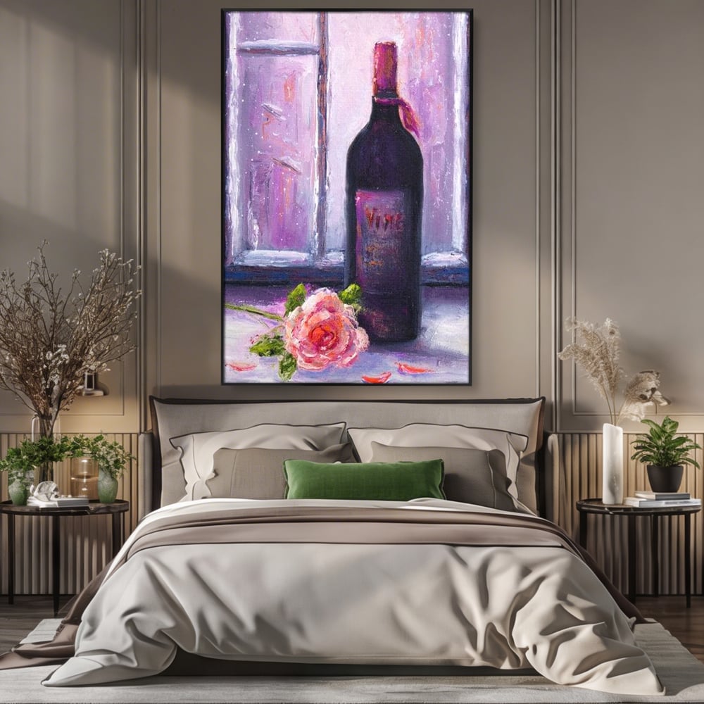 Tablou canvas cu tablou canvas cu sticla de vin si trandafir, in rama de aluminiu negru, pe perete intr-un dormitor